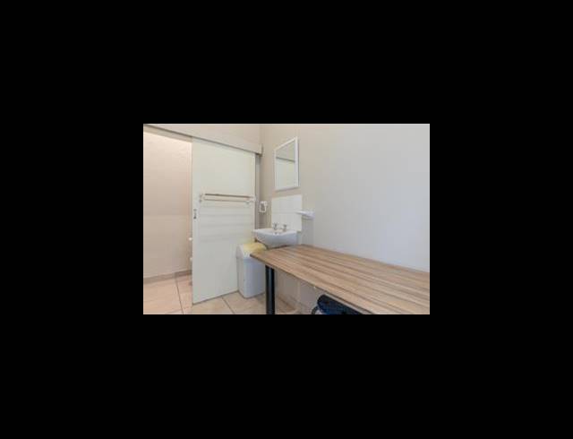 900M² BUSINESS TO LET IN GANTS PLAZA